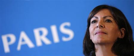 市庁舎で記者会見するパリのアンヌ・イダルゴ市長＝２０１４年１１月７日、フランス・首都パリ（ロイター）