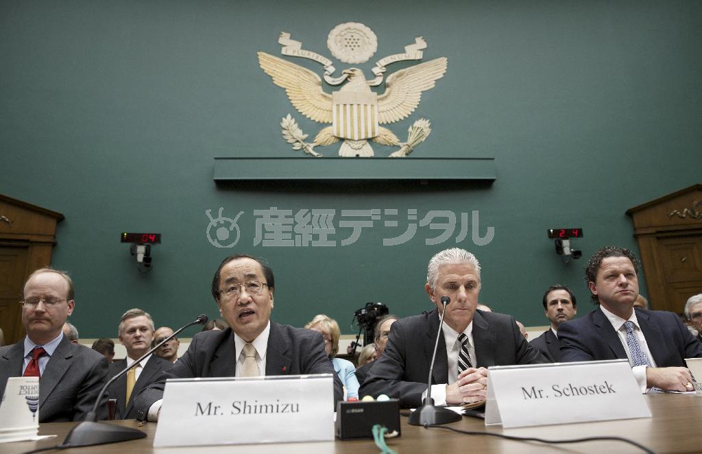 米下院エネルギー商業委員会の小委員会で開かれた公聴会で話すタカタの清水博・品質保証本部シニアバイスプレジデント（中央左）と、北米ホンダのリック・ショステック上級副社長（中央右）。対応が後手に回ったタカタは、信頼回復への出口が見えない状況だ＝２０１４年１２月３日、米国・首都ワシントン（ＡＰ）