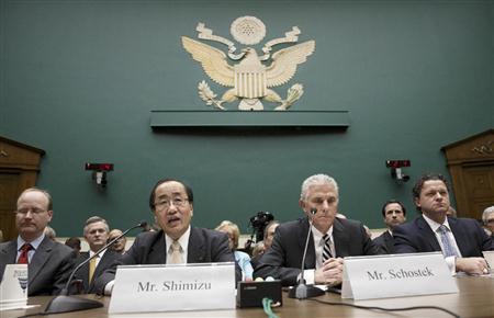 米下院エネルギー商業委員会の小委員会で開かれた公聴会で話すタカタの清水博・品質保証本部シニアバイスプレジデント（中央左）と、北米ホンダのリック・ショステック上級副社長（中央右）。対応が後手に回ったタカタは、信頼回復への出口が見えない状況だ＝２０１４年１２月３日、米国・首都ワシントン（ＡＰ）