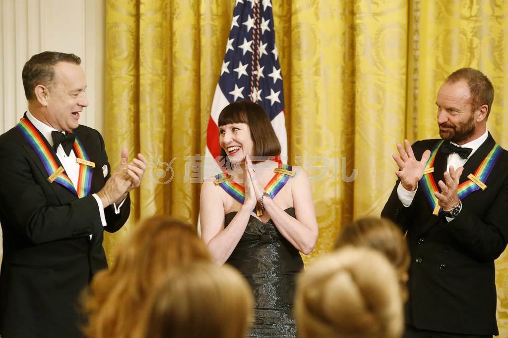 米俳優、トム・ハンクスさん（左）と英ミュージシャン、スティングさん（右）＝２０１４年１２月８日、米国・首都ワシントン（ロイター）