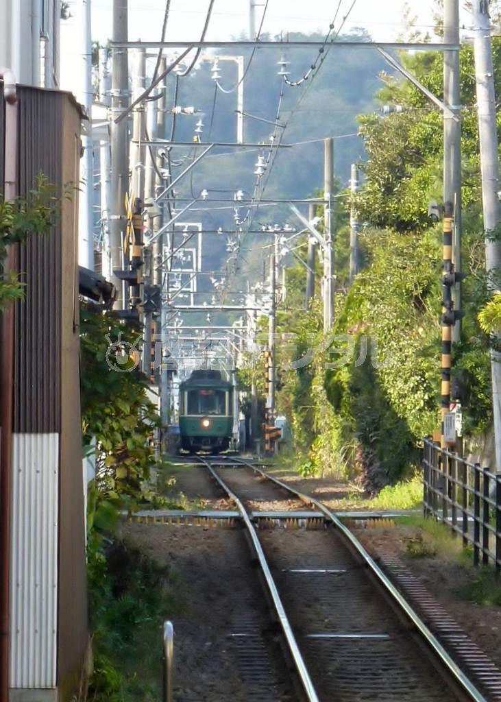 土木学会の選奨土木遺産に選ばれた江ノ島電鉄（江ノ電）。藤沢から鎌倉まで全線が開通したのは１９１０（明治４３）年だった＝２０１４年１１月２８日、神奈川県