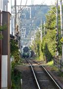 土木学会の選奨土木遺産に選ばれた江ノ島電鉄（江ノ電）。藤沢から鎌倉まで全線が開通したのは１９１０（明治４３）年だった＝２０１４年１１月２８日、神奈川県