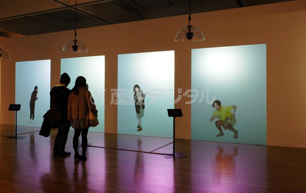 チェルフィッチュの新作「４つの瑣末な＿駅のあるある」。マイクの下に立つと「あるある話」が聞こえてくるが、そこから外れると身体だけが表現言語になる＝２０１４年１２月３日、東京都江東区の東京都現代美術館（田中幸美撮影）