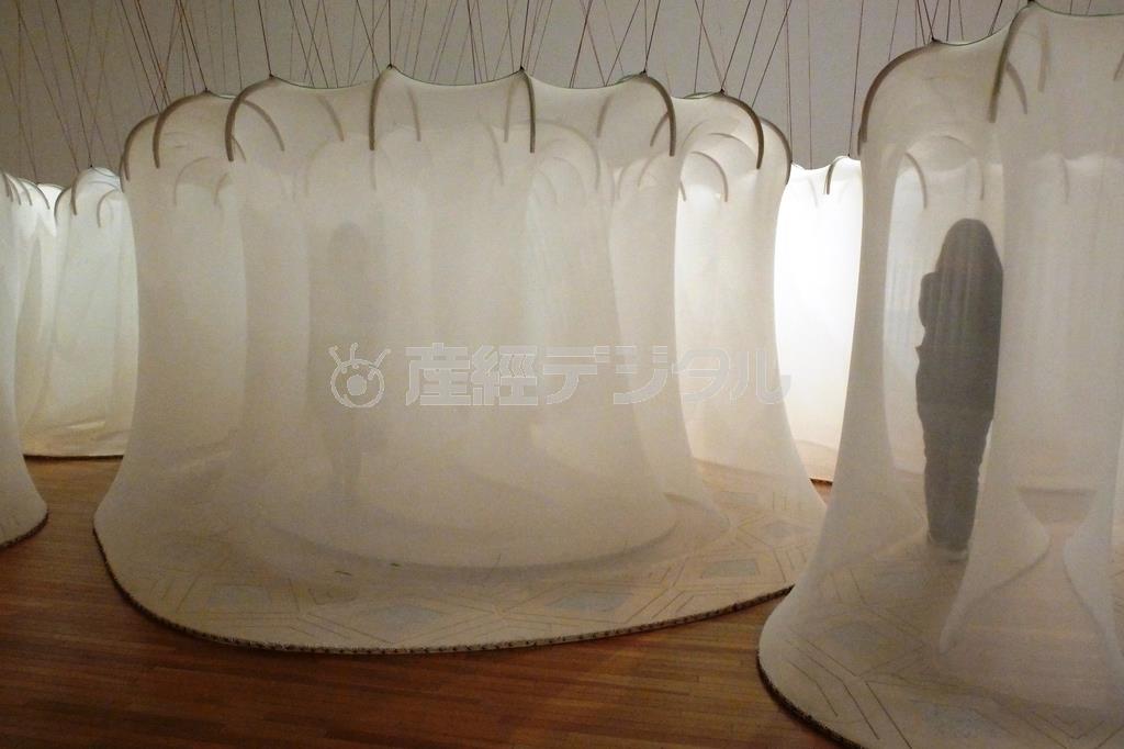 エルネスト・ネト「人々は互いを横切る風である」（２０１４年）＝２０１４年１２月３日、東京都江東区の東京都現代美術館（田中幸美撮影）