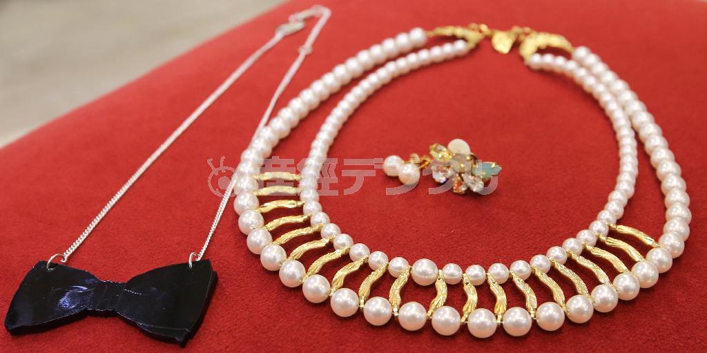 通勤バッグにアクセサリーを忍ばせ、終業後につけて変身！＿パーティーへ。右からチョーカー（スタイリズム、１万７５００円）、色石のクリップとパールピアスのセット（スタイリズム、８６００円）、ペンダント（タティ＿ディヴァイン、５８００円）＝２０１４年１２月３日、東京都中央区銀座（宮崎裕士撮影）