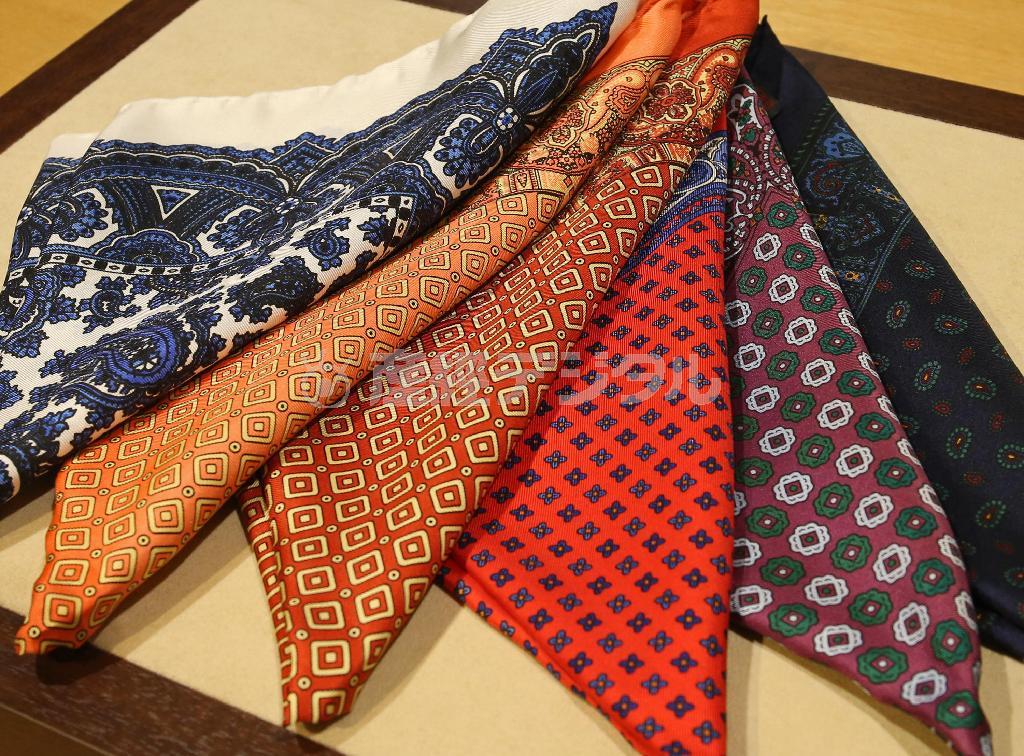 パーティーシーンに欠かせないポケットチーフ（フエアファクス、６８００円）で、さまざまなデザインを楽しみたい＝２０１４年１２月３日、東京都中央区銀座（宮崎裕士撮影）