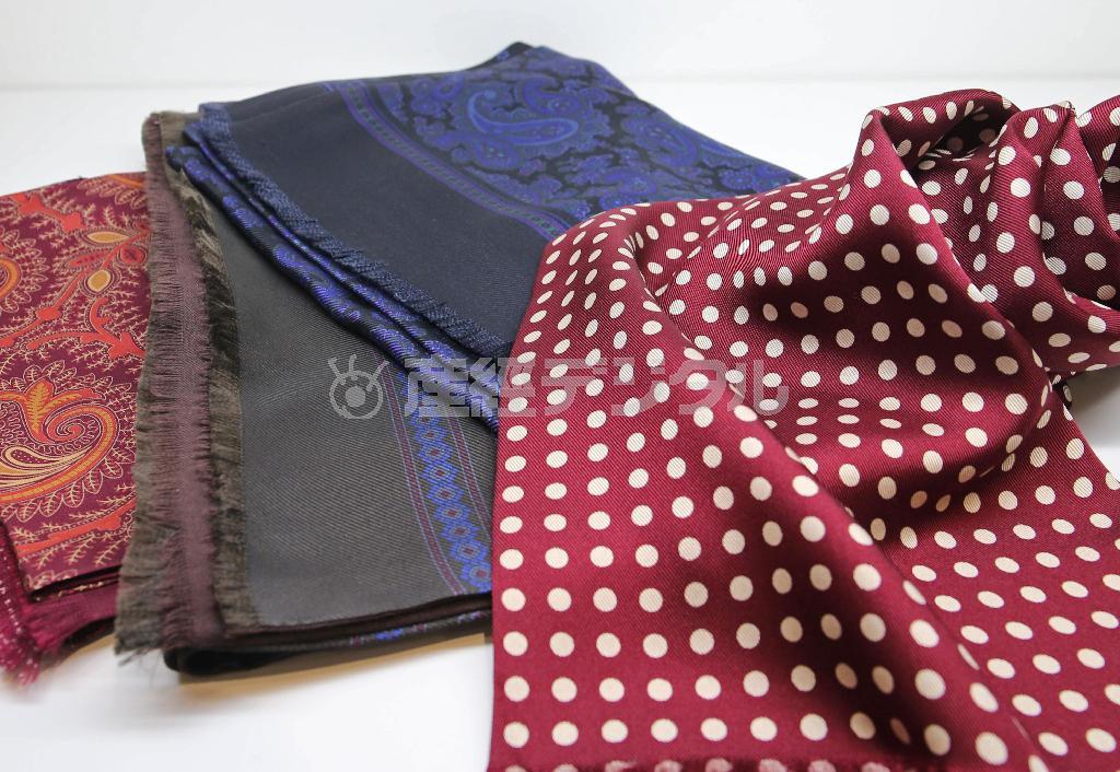 ウールとシルクのリバーシブルのストールは外では防寒に、室内では襟元の演出にと活躍（中央、アクアスキュータム、１万４０００円）。トレンドに左右されない水玉模様やクラシックなペイズリー柄がおすすめ（左右、フェアファックス、１万２０００円）＝２０１４年１２月３日、東京都中央区銀座（宮崎裕士撮影）