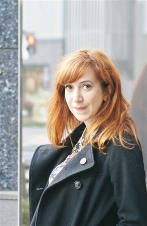 文学とバンド・デシネ（フランスのコミック）のフェスティバル『読書の秋２０１４』（在日フランス大使館／アンスティチュ・フランセ日本主催）のため来日したペネロープ・バジューさん。「原宿にも行きたい。スーツケースが一つ増えちゃうかも」と笑う＝２０１４年１１月２１日（塩塚夢撮影）