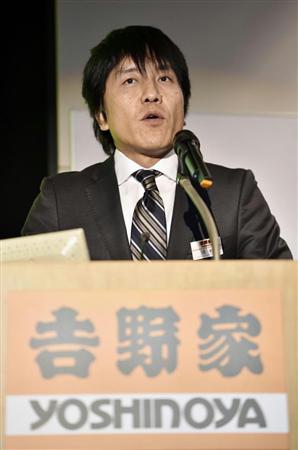 牛丼などの値上げについて記者会見する吉野家の河村泰貴社長＝９日午後、東京都北区