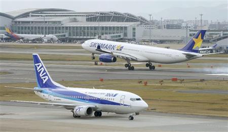 福岡空港に到着したスカイマーク機（奥）と全日空機＝１０日
