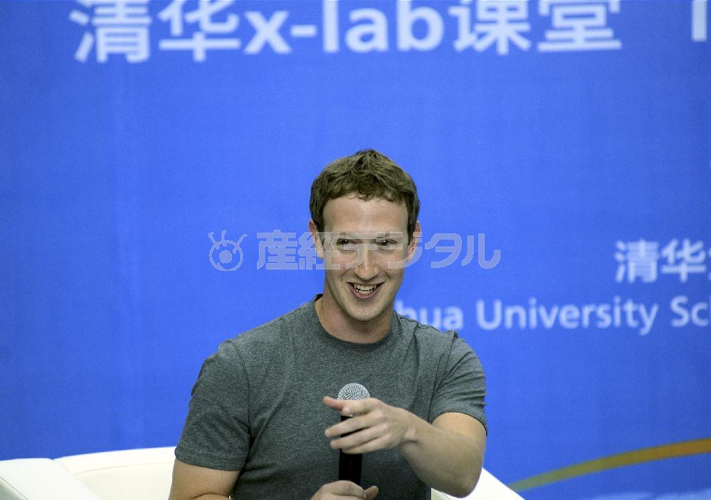中国の名門、清華大学で学生との質疑応答に応じるフェイスブックのマーク・ザッカーバーグＣＥＯ（最高経営責任者）＝２０１４年１０月２２日、中国・首都北京市（ＡＰ）