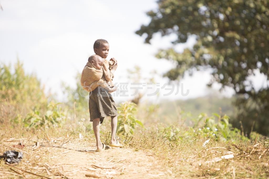 年上の子が年下の子の面倒を見る姿がよく見られた＝２０１４年８月６日、タンザニア（ワールド・ビジョン・ジャパン撮影）