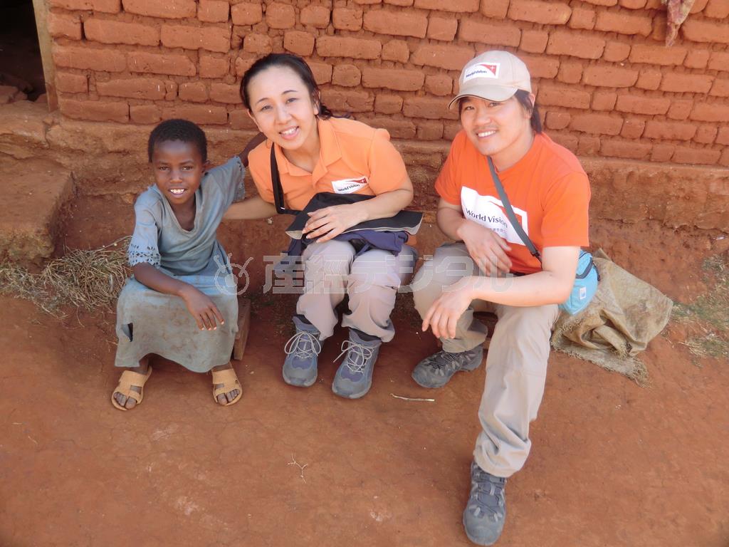 ワールド・ビジョン・ジャパンの山下泉美（いづみ）さん（中央）＝２０１４年８月７日、タンザニア（ワールド・ビジョン・ジャパン撮影）