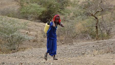１０キロもの水を運ぶメアリーちゃん。家族のためにも、欠かすことのできない毎日の仕事だ＝２０１４年８月３日、タンザニア（ワールド・ビジョン・ジャパン撮影）