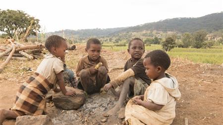 タンザニアの子どもたち。大草原が遊び場だ＝２０１３年６月９日、タンザニア（ワールド・ビジョン・ジャパン撮影）