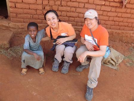 ワールド・ビジョン・ジャパンの山下泉美（いづみ）さん（中央）＝２０１４年８月７日、タンザニア（ワールド・ビジョン・ジャパン撮影）