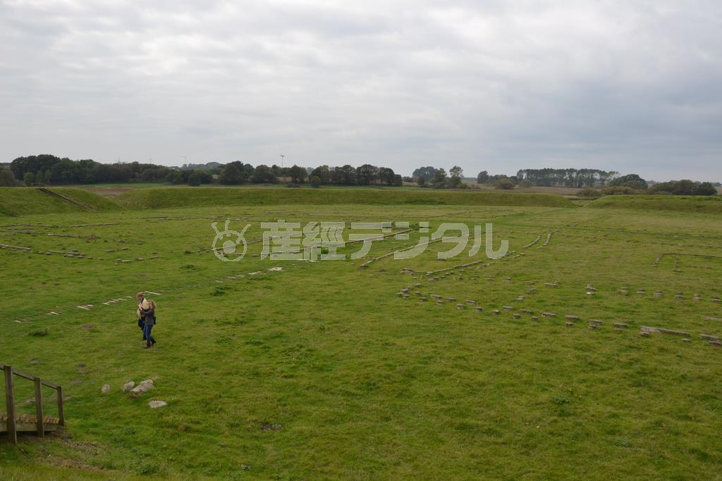 砦の内部は広く、かつては防御施設が建てられていた土塁に囲まれている＝２０１４年９月２８日、デンマーク・トレルボルグ（銭本隆行さん撮影）