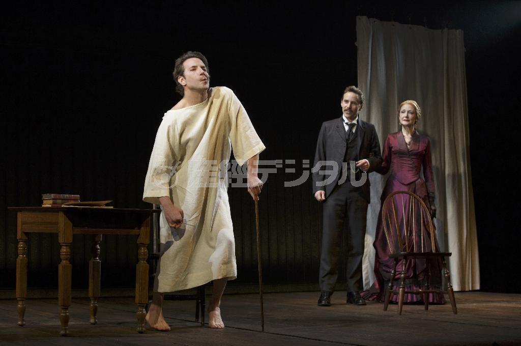 舞台「エレファント・マン」で主役のジョン・メリックを演じる米俳優、ブラッドレイ・クーパーさん（左）＝２０１４年１１月７日、米ニューヨーク（ＡＰ）