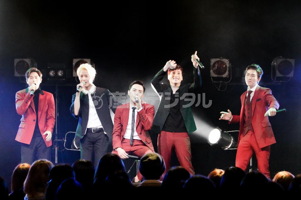 男性９人組のダンスボーカルグループ、ゼア（ユ・テヒョンさん撮影、ジャッカル提供）。［Ｈａｉｒ＆Ｍａｋｅ］大山幸子さん、八木基徳さん（ｓｐｉｎ）。［Ｓｔｙｌｉｎｇ］ジョン・アルムさん。（Ｃ）ＪＡＫＯＬ＿ＣＯＲＰＯＲＡＴＩＯＮ