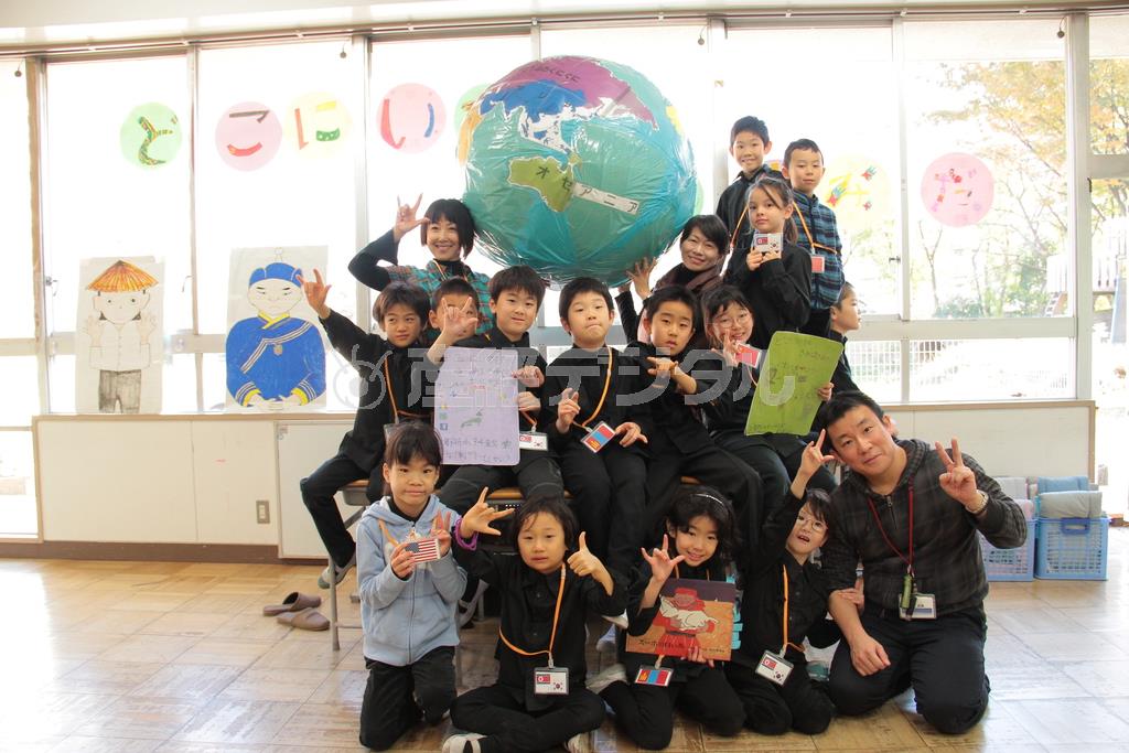 集まってくれた明晴学園の子供たち。後ろの窓には「どこにいても、きみはきみだ」のメッセージ＝２０１４年１１月２１日（ｔｏｂｏｊｉさん撮影、提供写真）