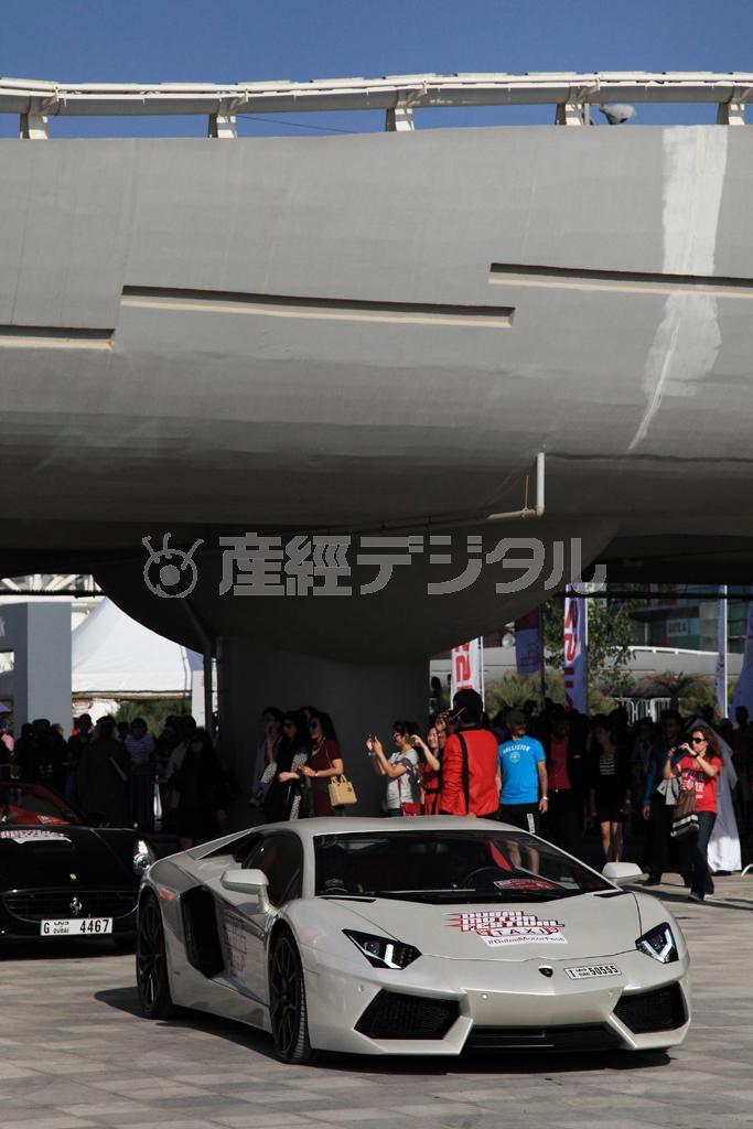 王族気分が味わえるランボルギーニのタクシー＝ドバイ（佐藤良一撮影）