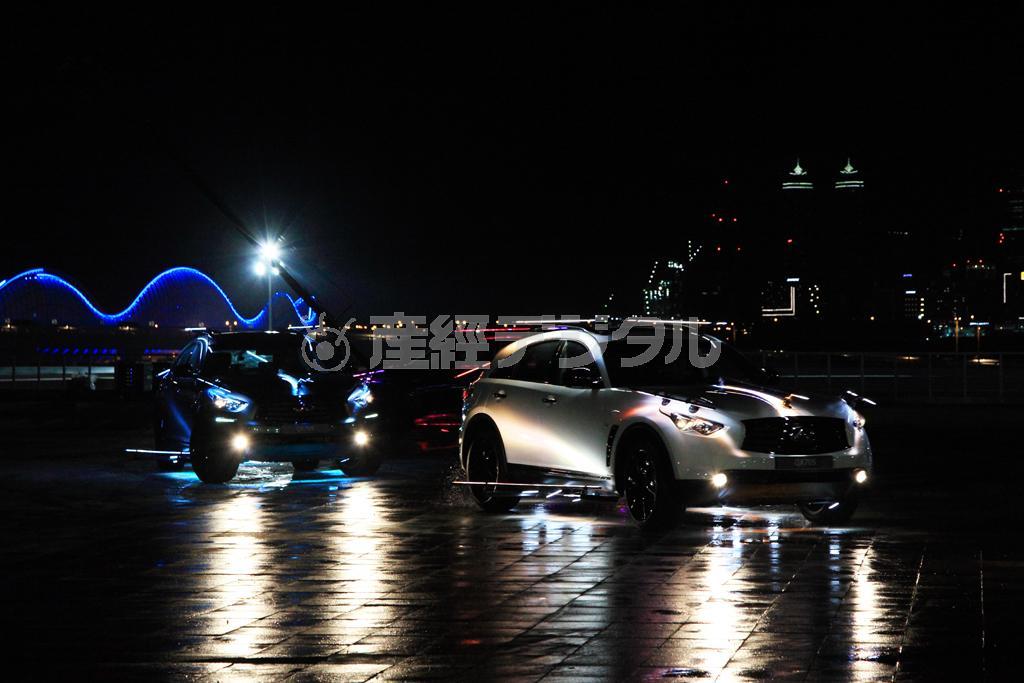 アーティストとコラボレーションした日産のライトイベント＝ドバイ（佐藤良一撮影）