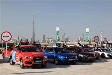 スタートを待つアウディなど高級車の群れ＝ドバイ（佐藤良一撮影）
