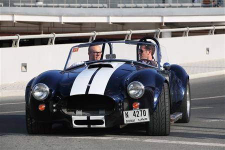 パレード中のスポーツカー。ドライバーもリラックスした表情だ＝ドバイ（佐藤良一撮影）