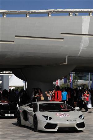 王族気分が味わえるランボルギーニのタクシー＝ドバイ（佐藤良一撮影）