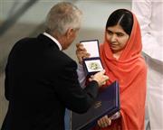 ノーベル平和賞を授与されるマララ・ユスフザイさん＝２０１４年１２月９日、ノルウェー・首都オスロ（ＡＰ）