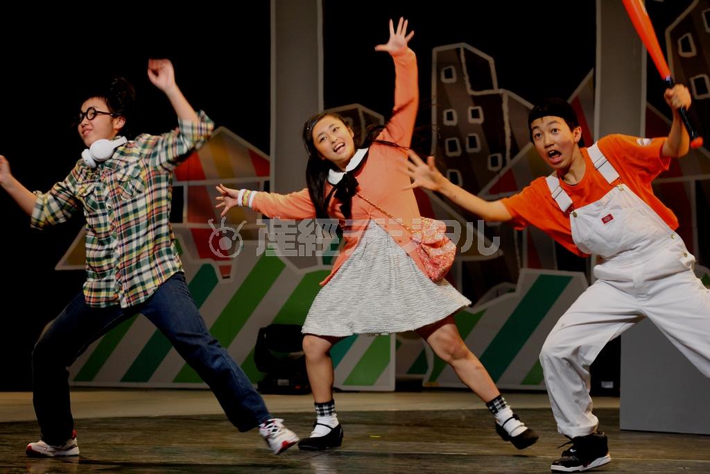 ３人の幼少時代を演じる子供ダンサーも熱演した＝２０１４年１１月２０日、東京都世田谷区の世田谷パブリックシアター（田中幸美撮影）