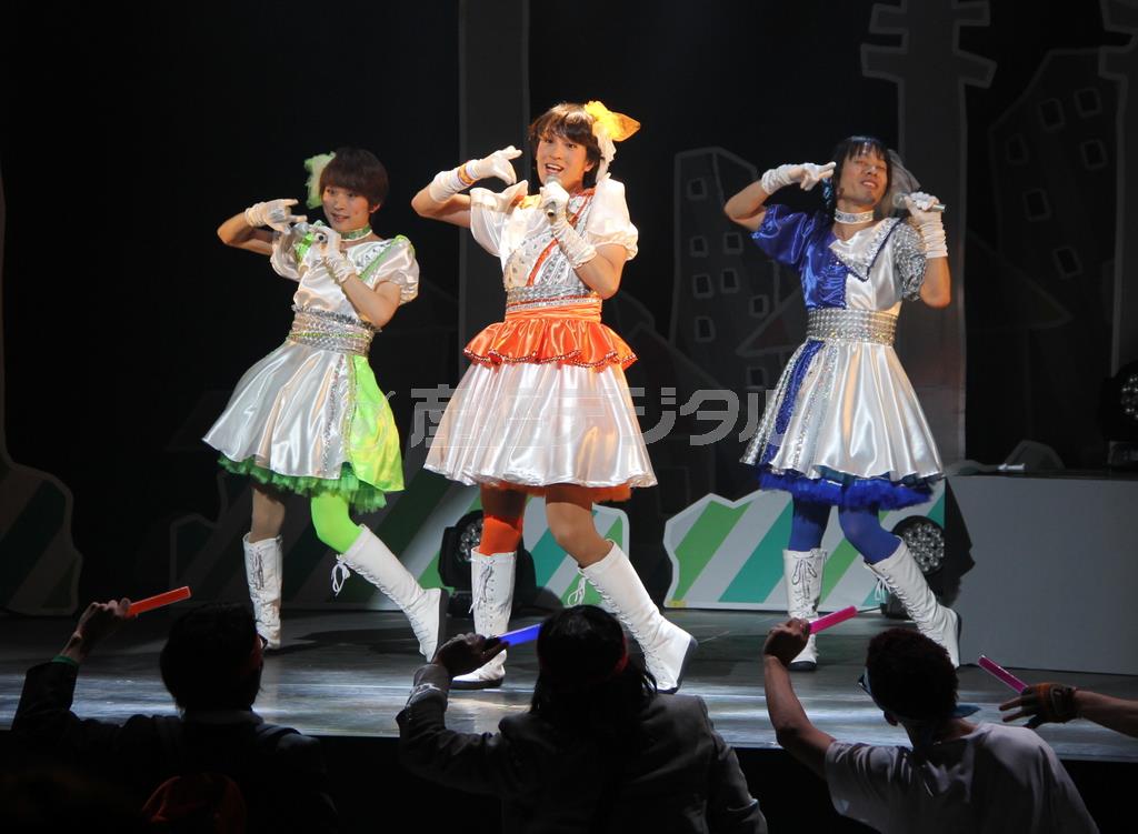 「男なら、やってやれ！！」の舞台から誕生したアイドルグループ「ぷらちな娘。」。初めてリリースしたシングル「Ｉ’ｌｌ＿ａｌｗａｙｓ＿ｂｅ＿ｗｉｔｈ＿ｙｏｕ」は公演３日目で１００枚が完売した＝２０１４年１１月２０日、東京都世田谷区の世田谷パブリックシアター（田中幸美撮影）