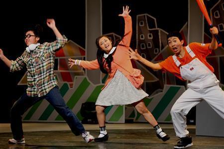 ３人の幼少時代を演じる子供ダンサーも熱演した＝２０１４年１１月２０日、東京都世田谷区の世田谷パブリックシアター（田中幸美撮影）