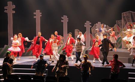 フィナーレは出演者が勢ぞろいして舞台狭しとダンスを披露＝２０１４年１１月２０日、東京都世田谷区の世田谷パブリックシアター（田中幸美撮影）