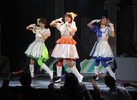 「男なら、やってやれ！！」の舞台から誕生したアイドルグループ「ぷらちな娘。」。初めてリリースしたシングル「Ｉ’ｌｌ＿ａｌｗａｙｓ＿ｂｅ＿ｗｉｔｈ＿ｙｏｕ」は公演３日目で１００枚が完売した＝２０１４年１１月２０日、東京都世田谷区の世田谷パブリックシアター（田中幸美撮影）