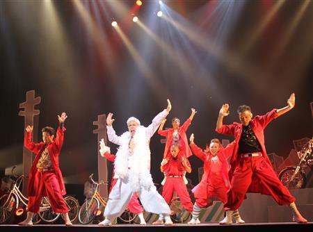 悪ガキ少年が入った暴走族チーム。写真中央の白い衣装が総合演出と振り付けを手がける伊藤今人（いまじん）さん＝２０１４年１１月２０日、東京都世田谷区の世田谷パブリックシアター（田中幸美撮影）