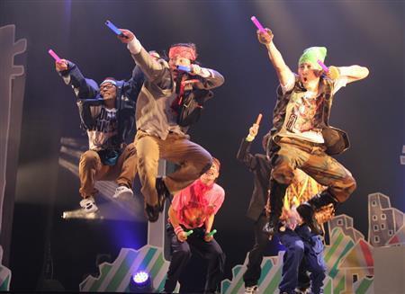 公演は梅棒の９人のメンバーだけでは成立せず、毎回ゲストが多数出演。ゲストの熱演も舞台の見どころになっている＝２０１４年１１月２０日、東京都世田谷区の世田谷パブリックシアター（田中幸美撮影）