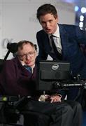 英宇宙物理学者、スティーブン・ホーキング博士（左）と英俳優、エディ・レッドメインさん＝２０１４年１２月９日、英国・首都ロンドン（ＡＰ）