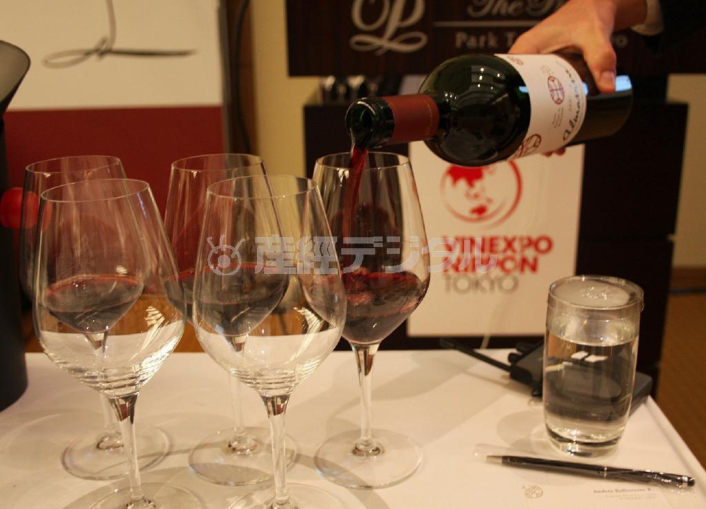 チリのプレミアムワイン『アルマヴィーヴァ』の垂直テイスティングセミナー＝２０１４年１１月１日（青木冨美子さん撮影）