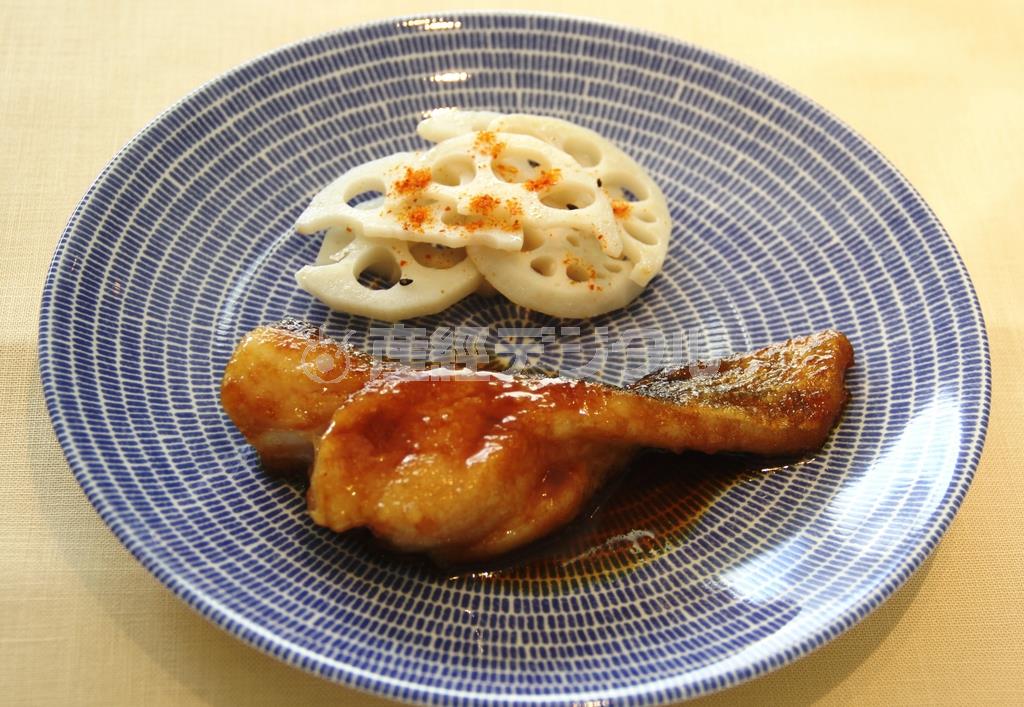 タラの照り焼き＿レンコン添え。※２１９ｋｃａｌ、塩分１．８グラム（１人分）