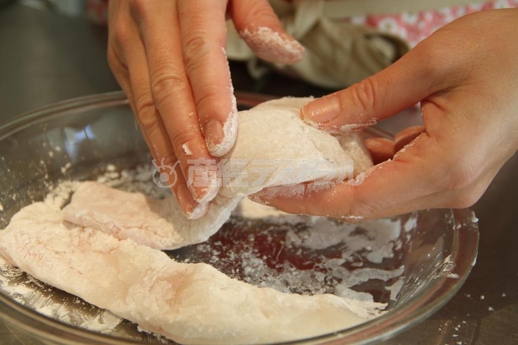 タラの照り焼き＿レンコン添え（作り方１）＿＿タラにかたくり粉をまぶす（田中幸美撮影）