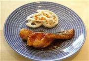 タラの照り焼き＿レンコン添え。※２１９ｋｃａｌ、塩分１．８グラム（１人分）