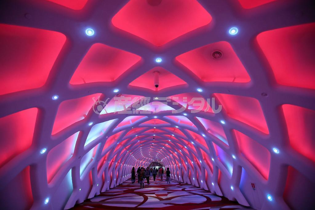 色が赤や青に変わるので舞台撮影と同じように、露出が安定しません。瞬時に変えるようにするといいでしょう＝２０１４年１１月２７日、中国・マカオのＣｉｔｙ＿ｏｆ＿Ｄｒｅａｍｓ（須藤夕子さん撮影）