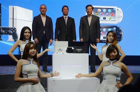プレイステーション４の発売を発表するソニーの中国合弁子会社の幹部ら＝１１日、中国上海市（共同）