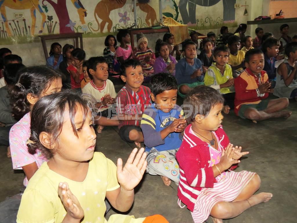 インド北部バラナシのグリアの施設で、黙想の準備をする売春街の子供たち＝２０１４年１２月９日、インド・ウッタルプラデシュ州（岩田智雄撮影）