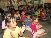 インド北部バラナシのグリアの施設で、黙想の準備をする売春街の子供たち＝２０１４年１２月９日、インド・ウッタルプラデシュ州（岩田智雄撮影）