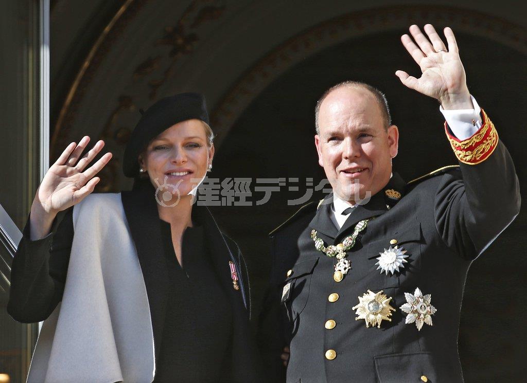 モナコ公国の元首アルベール２世公（右）の妻、シャルレーヌ公妃＝２０１４年１１月１９日、モナコ公国（ロイター）