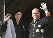 モナコ公国の元首アルベール２世公（右）の妻、シャルレーヌ公妃＝２０１４年１１月１９日、モナコ公国（ロイター）