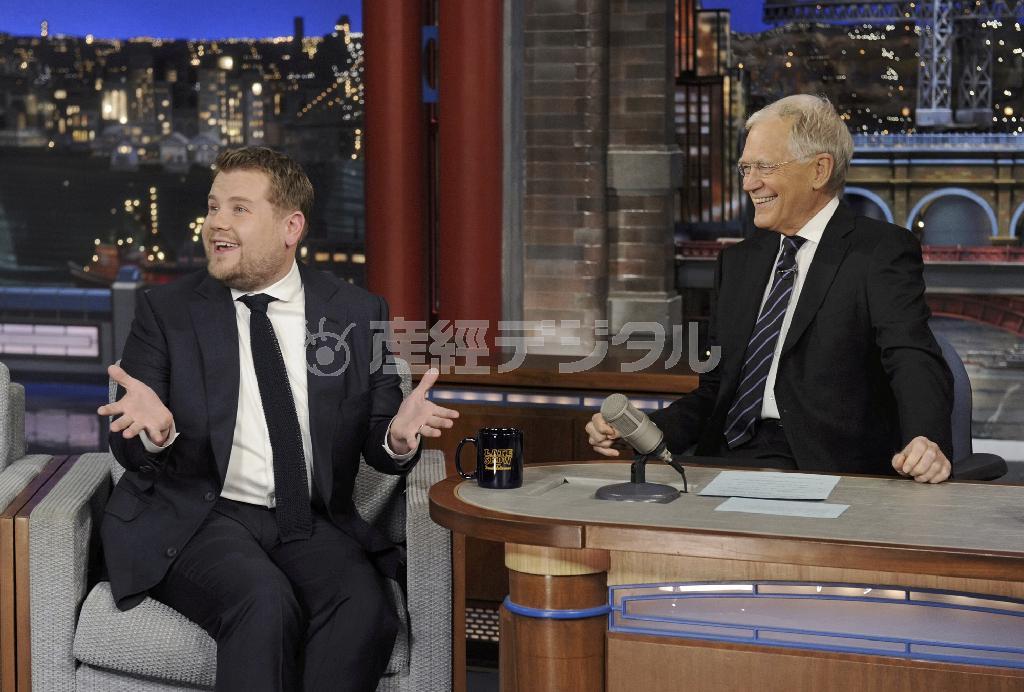 米ＣＢＳの深夜の人気トーク番組「レイト・ショー」の司会者、デービッド・レターマンさん（右）＝２０１４年１１月２０日、米ニューヨーク（ＡＰ）