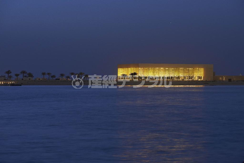 ＣＣマークを使用したマシュラビーヤ装飾がライトアップに浮かびあがる、幻想的なパビリオン。ゲストたちはアブラという木製の小舟に乗ってわたっていく＝２０１４年５月１１日（提供写真）。（Ｃ）ＣＨＡＮＥＬ